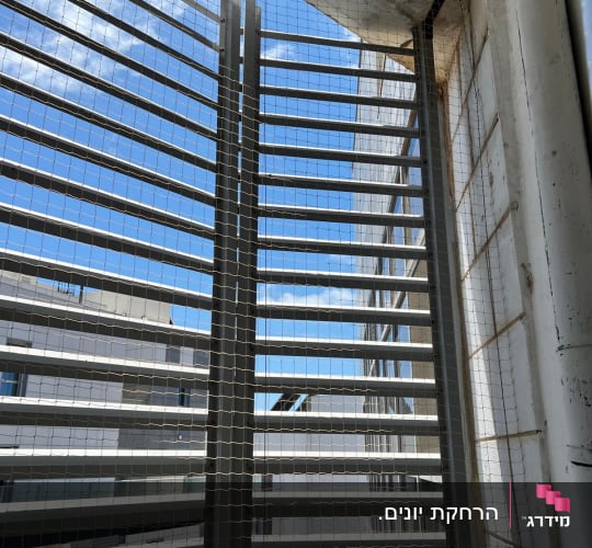 התקנת רשת נגד יונים במסתור כביסה עם שלבי אלומיניום